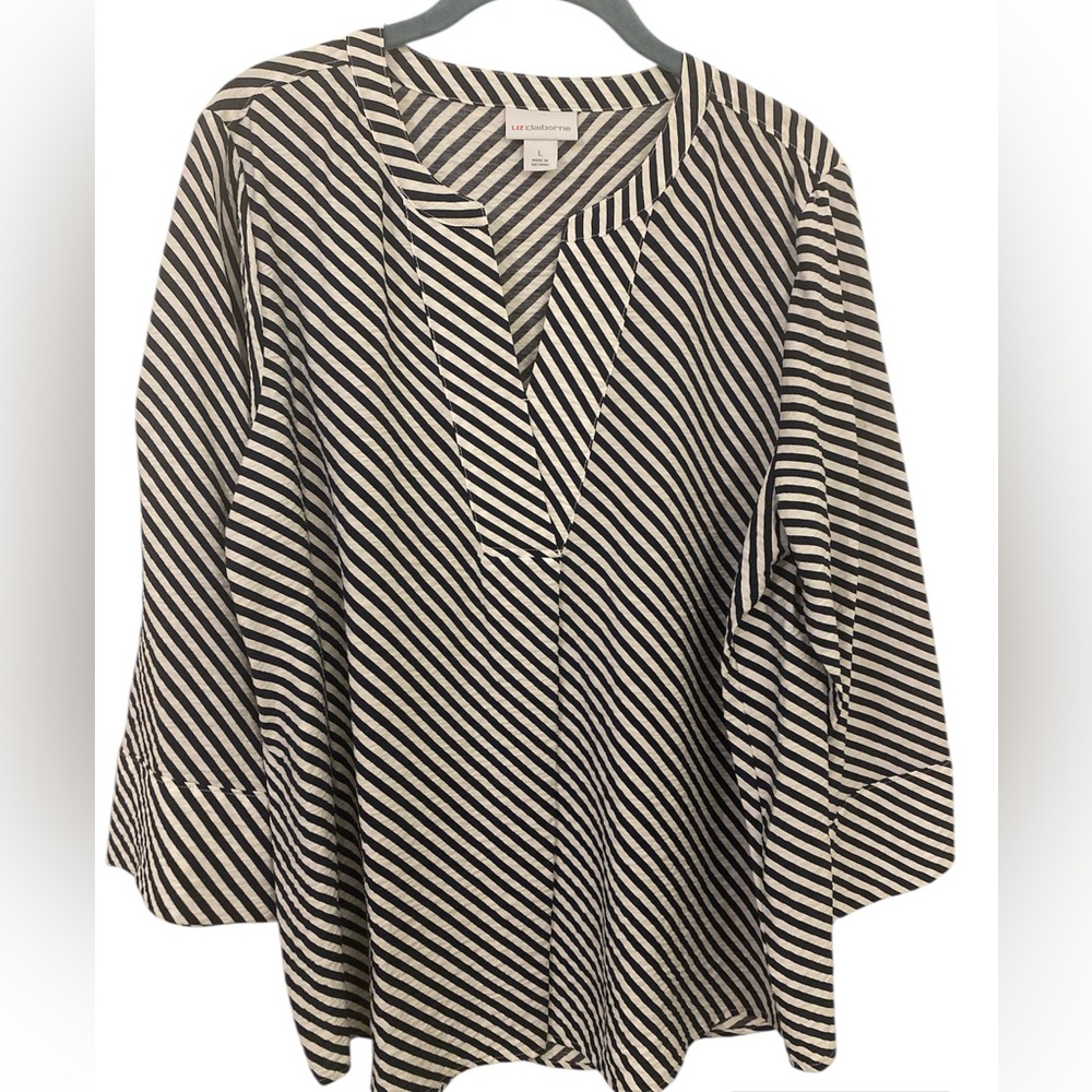 Liz Claiborne diagonal stripped v-neck top.  3/4 sleeve, black/white size large
